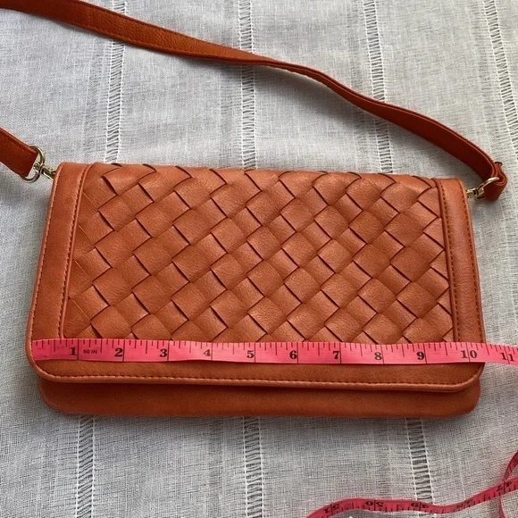 Urban Expressions NWOT orange woven vegan shoulder bag. - Picture 9 of 12